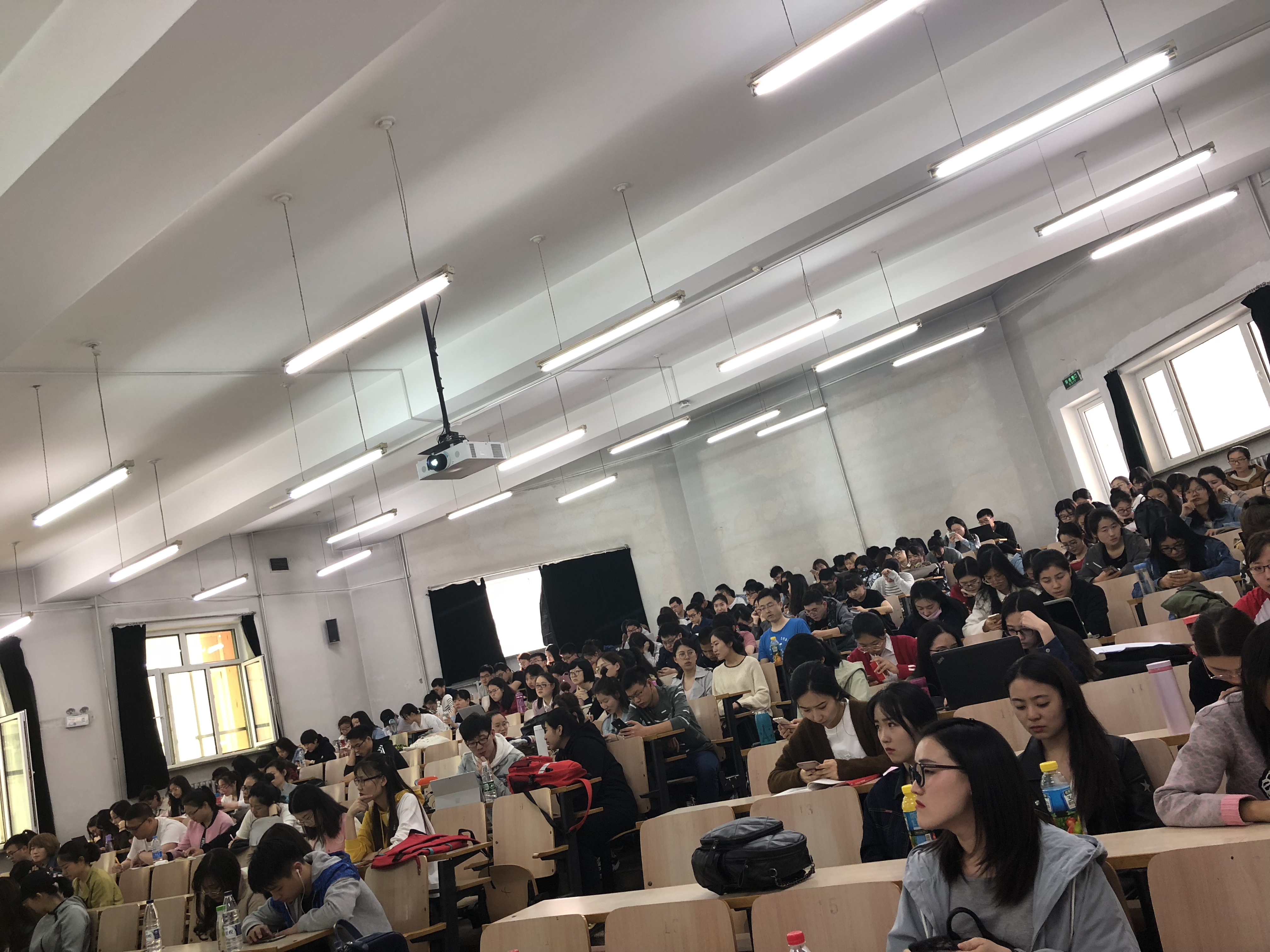 吴航老师做客管理学院2018学年第一期学术活动