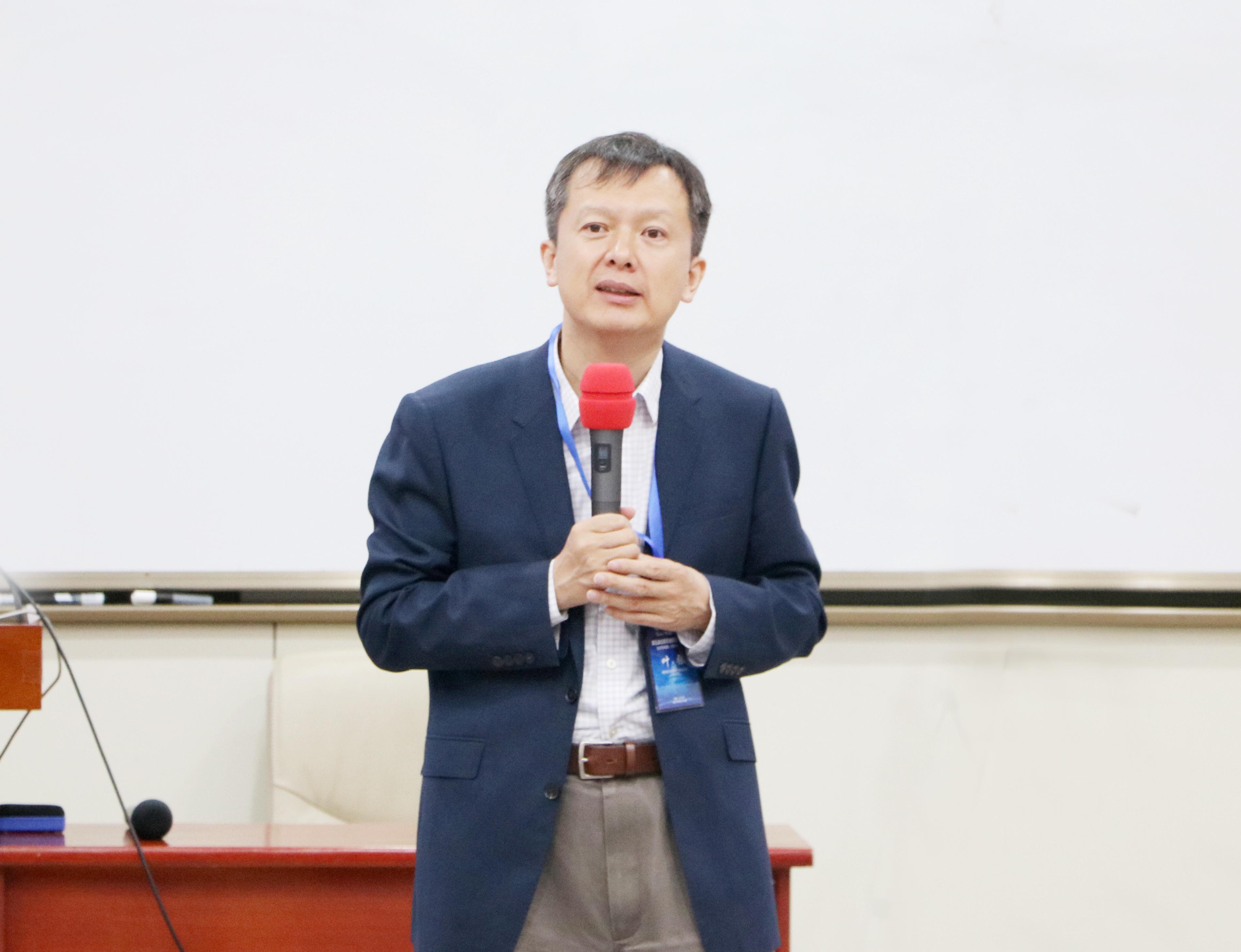 管理学院管理科学系系主任洪流教授,复旦大学管理学院胡建强教授,同济