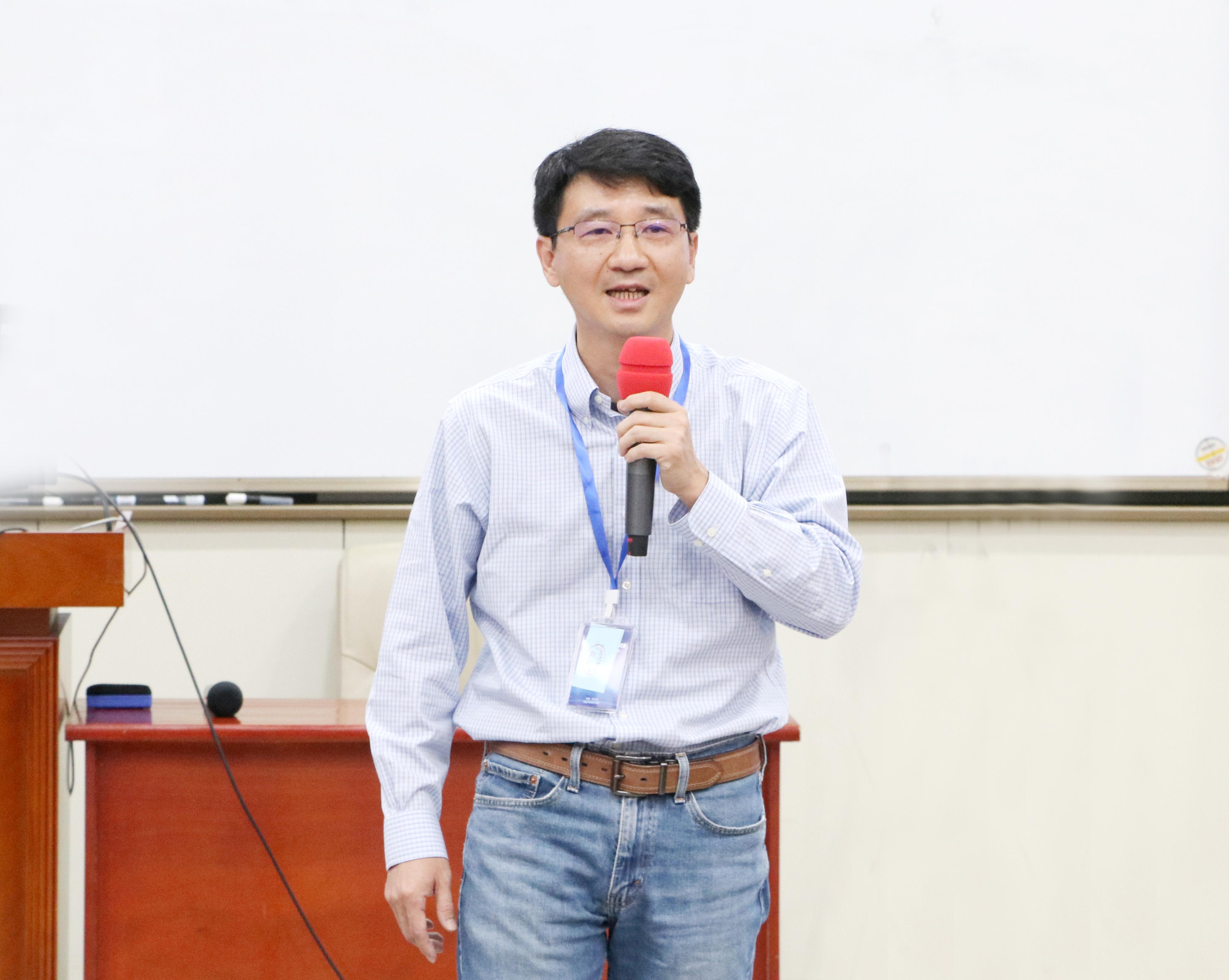 管理学院管理科学系系主任洪流教授,复旦大学管理学院胡建强教授,同济